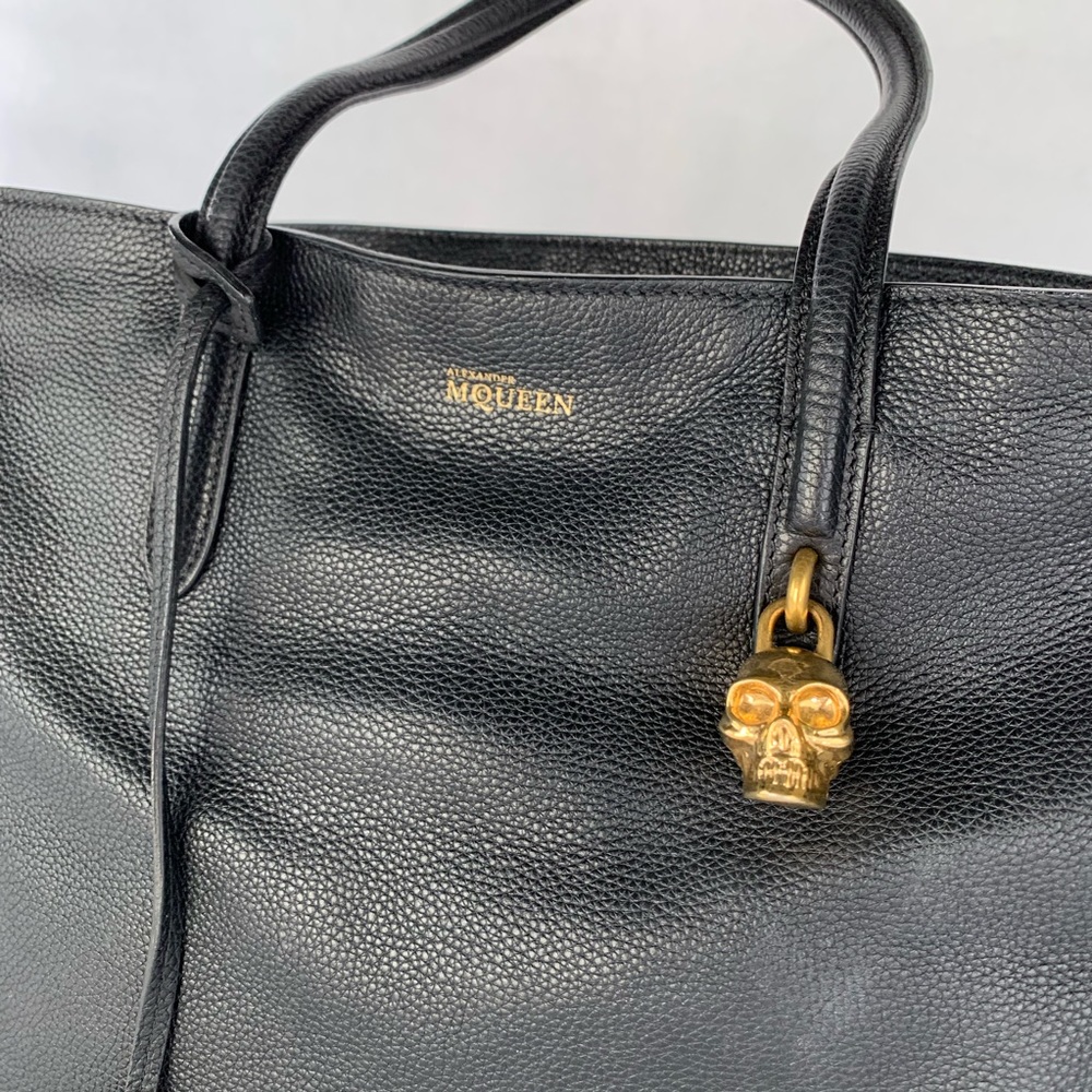 My black Alexander McQueen handbag with gold skull - Picture 6 of 14